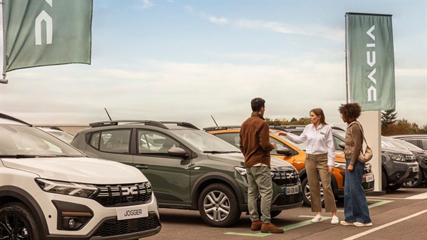 Parkiralište s Dacia vozilima i kupcima
