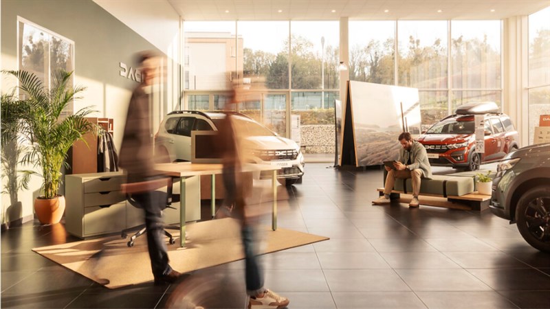 Dacia salon s prikazom obrisa klijenata.