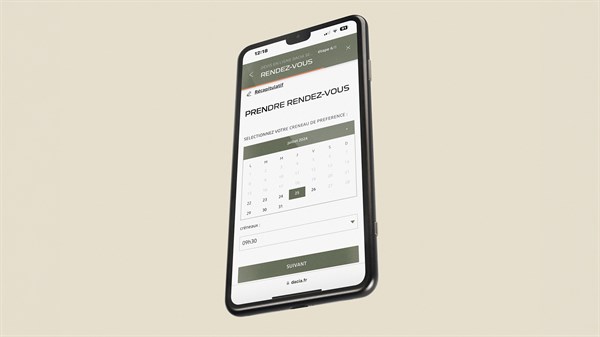 Pametni telefon s prikazom online obrasca za zakazivanje servisnog termina za vozilo Dacia.