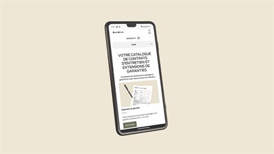 Pametni telefon s prikazom Dacia ponude ugovora o održavanju i produženih jamstava.
