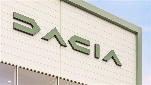 Pročelje ovlaštenog Dacia centra s istaknutim Dacia logotipom.