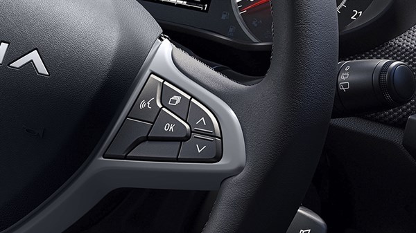 Detalj upravljača vozila Dacia s multimedijskim kontrolama na volanu.