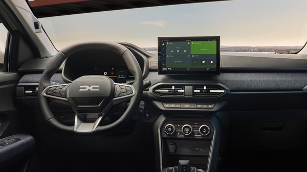 Dacia unutrašnjost s upravljačem i središnjim multimedijskim zaslonom.
