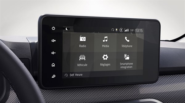 Prikaz zaslona multimedijskog sustava u vozilu Dacia s izbornikom koji uključuje ikone za radio, medije, telefon, vozilo, postavke i integraciju pametnog telefona.
