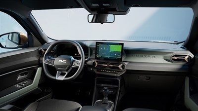 Unutrašnjost vozila Dacia s prikazom upravljača i središnjeg zaslona multimedijskog sustava

