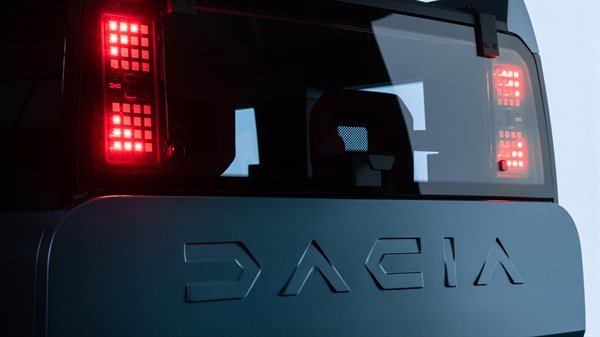 Stražnji dio konceptnog vozila Dacia Hipster s upaljenim kvadratnim LED stražnjim svjetlima.