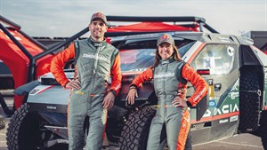 Cristina Gutierrez Herrero i Pablo Moreno Huete stoje ispred natjecateljskog vozila Dacia.