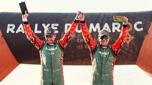 Sébastien Loeb i Fabian Lurquin stoje ispred natjecateljskog vozila Dacia.