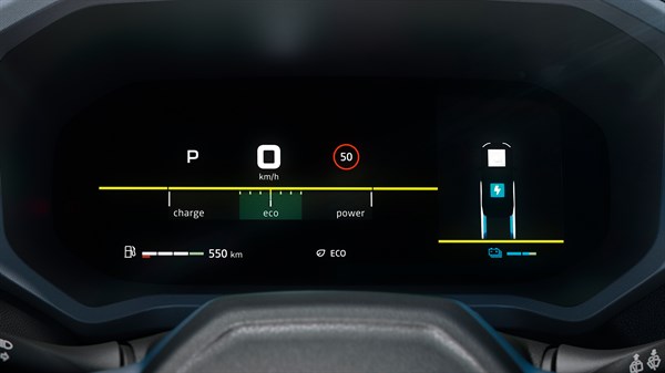 Digitalna instrumentna ploča vozila Dacia prikazuje informacije o vožnji u hibridnom načinu, uključujući način rada, brzinu i razinu napunjenosti baterije.
