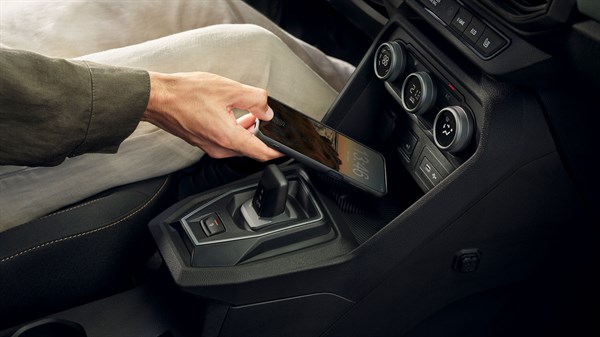 Središnja konzola vozila Dacia Jogger s prikazom bežičnog punjača za telefon i upravljačkih tipki.