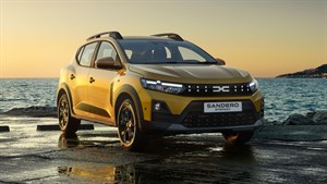 Vozilo Dacia Sandero Stepway parkirano na otvorenom prostoru uz obalu.