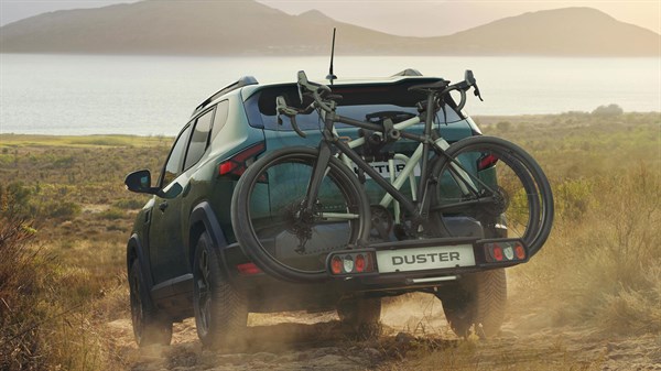 Dacia Duster s nosačem za dva bicikla na makadamskom putu.