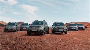 Četiri vozila Dacia Duster parkirana na crvenom terenu.