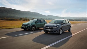 Dva vozila Dacia Sandero voze se cestom kroz prirodu.