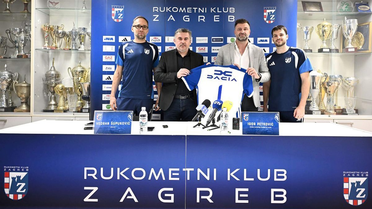 Predstavnici RK Zagreba i GA Croatia drže dres s logotipom Dacia na konferenciji za medije u Rukometnom klubu Zagreb