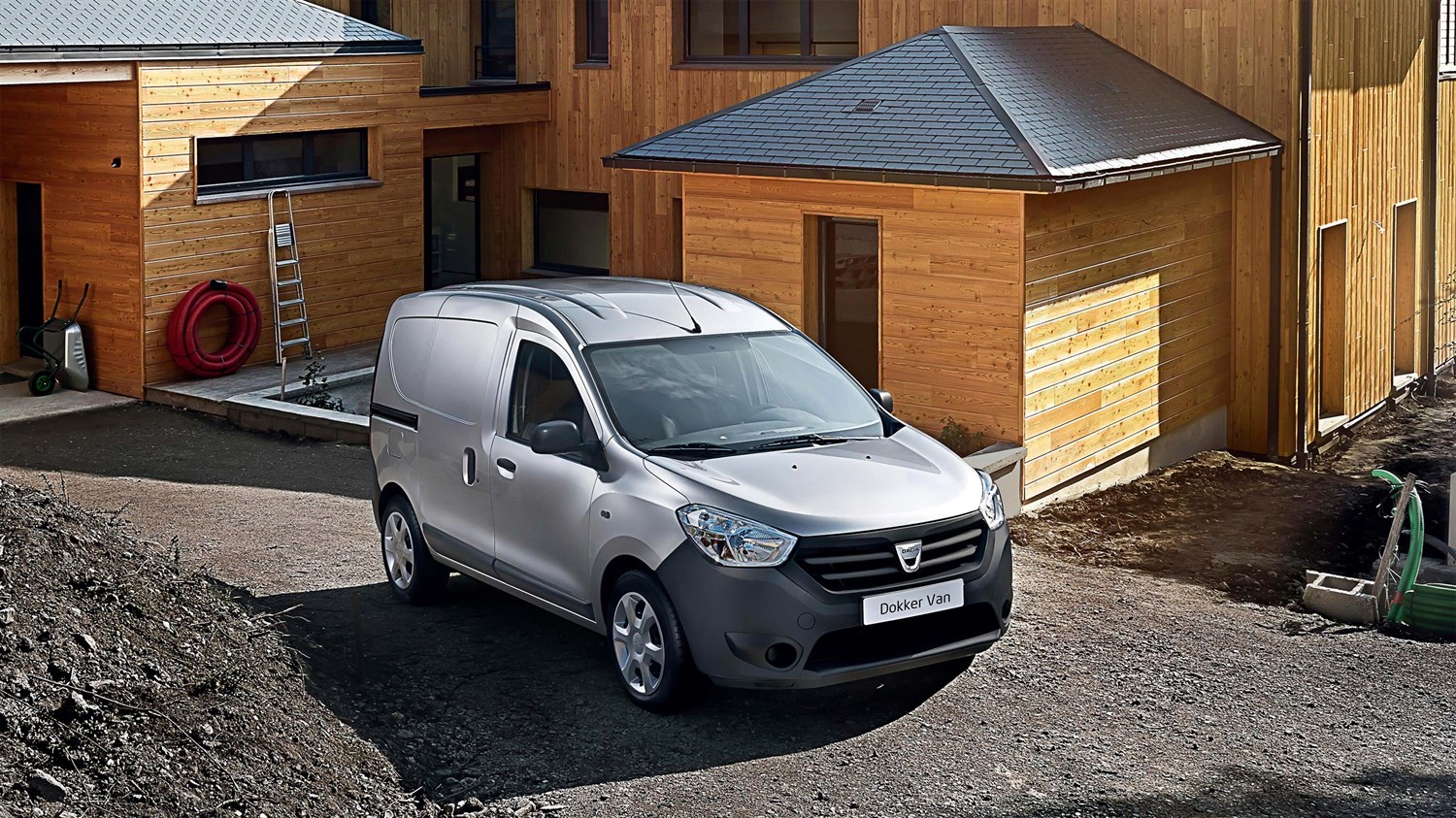 Dacia Dokker Van parkiran na gradilištu ispred drvene obiteljske kuće