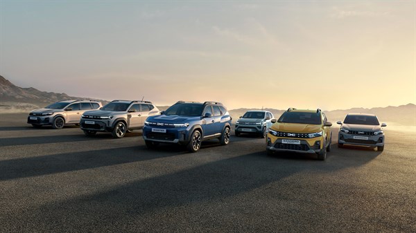 Cjelokupna Dacia ponuda vozila na otvorenoj cesti.