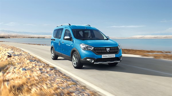 Dacia Dokker Stepway plave boje u vožnji uz obalu.