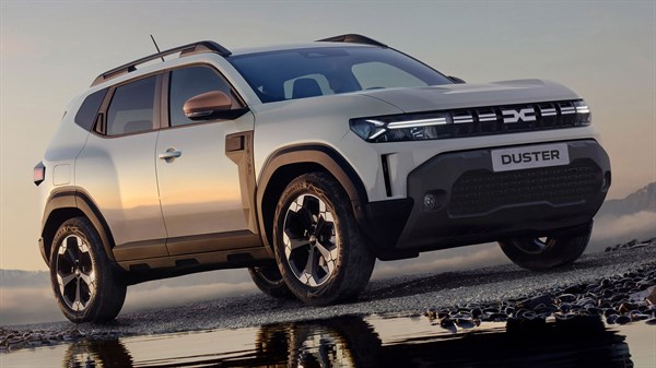 Prednji bočni pogled na bijeli Dacia Duster.