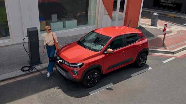 Dacia Spring priključena na javnu punionicu u urbanom okruženju.