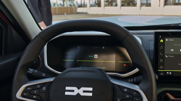 Pogled iz unutrašnjosti vozila Dacia Spring na digitalnu instrumentnu ploču koja prikazuje doseg