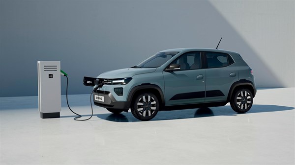Dacia Spring priključen na električnu punionicu.