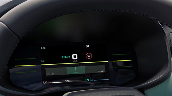 Digitalna instrumentna ploča vozila prikazuje informacije o načinu vožnje, brzini, razini napunjenosti baterije i dostupnom dosegu.