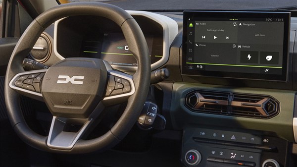 Unutrašnjost vozila Dacia s upravljačem, digitalnom instrumentnom pločom i multimedijskim zaslonom.