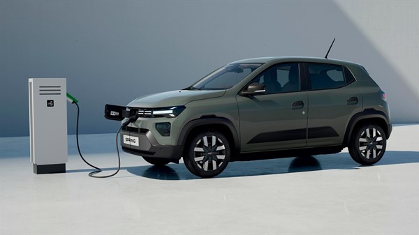 Dacia Spring priključena je na punionicu za električna vozila.