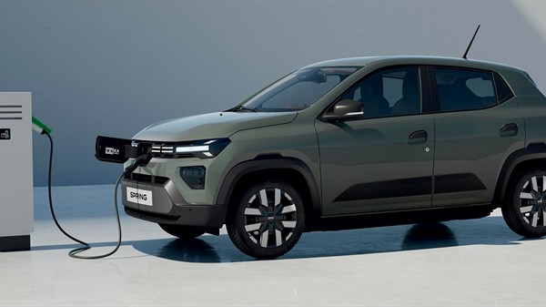 Dacia Spring priključena je na punionicu za električna vozila.