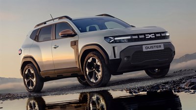Dacia Duster na otvorenom krajoliku, snimljen s prednje strane.