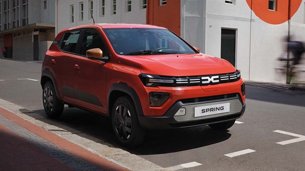 Dacia Spring parkiran na gradskoj ulici.