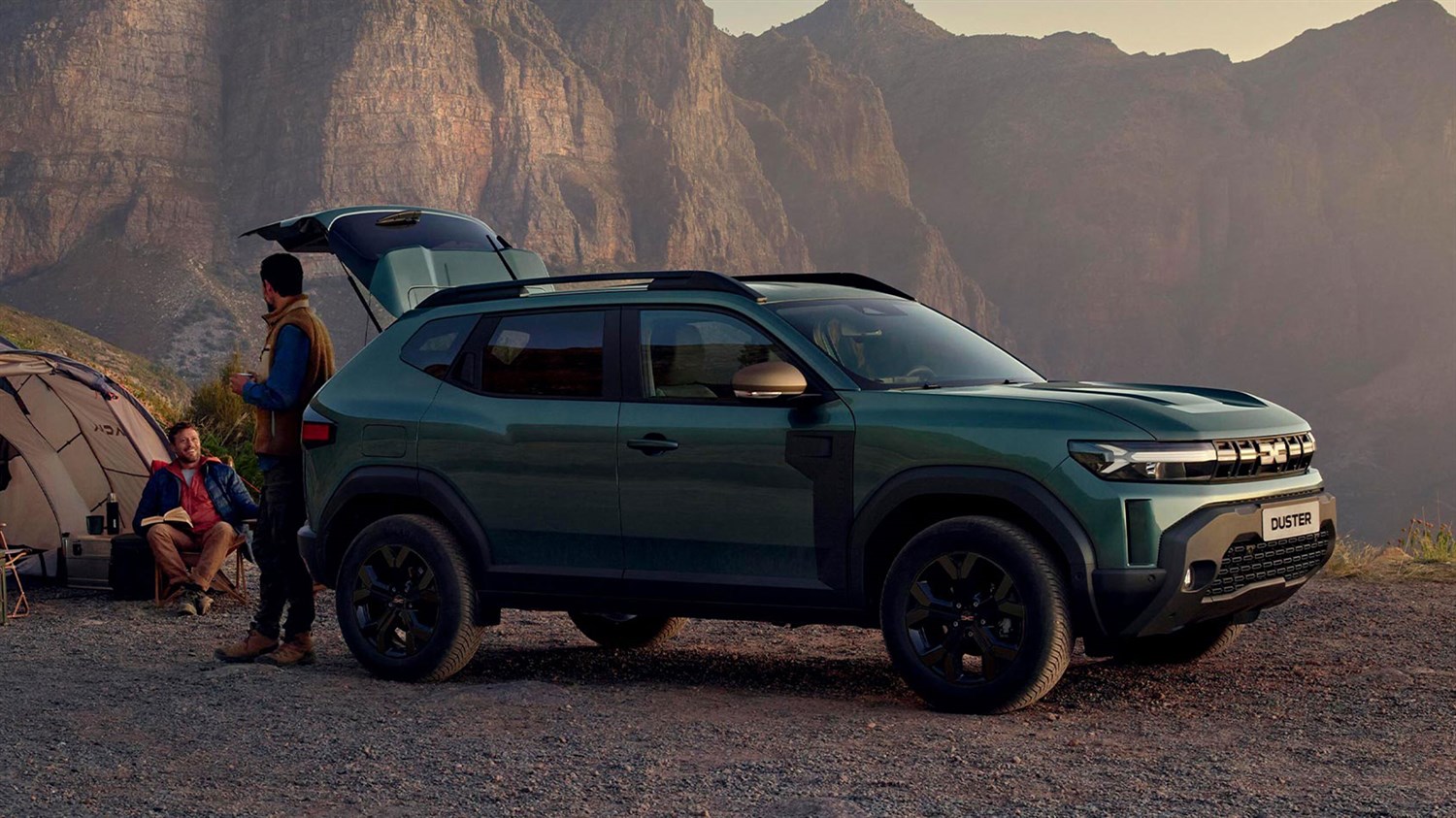 Vozilo Dacia Duster parkirano u planinskom okruženju, s dvoje ljudi i opremom za kampiranje u blizini