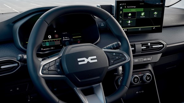 Unutrašnjost vozila Dacia s upravljačem, digitalnom instrumentnom pločom i multimedijskim zaslonom osjetljivim na dodir.