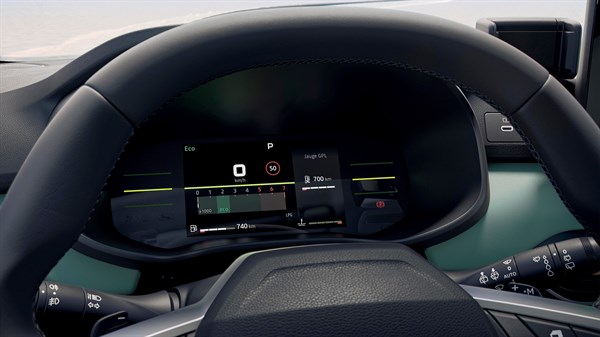 Pogled kroz upravljač na digitalnu instrumentnu ploču vozila Dacia s prikazom informacija o vožnji i LPG pogonu.