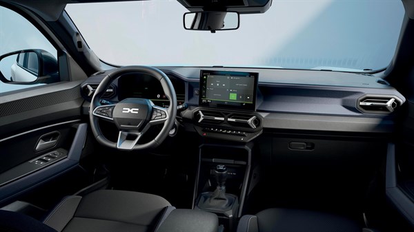 Moderan interijer vozila Dacia s digitalnom instrumentnom pločom, multimedijskim zaslonom i ručnim mjenjačem.