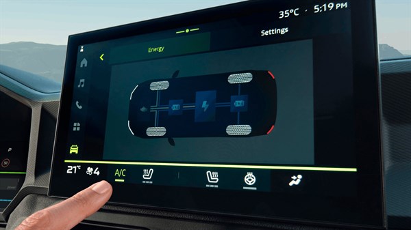 Zaslon multimedijskog sustava u vozilu Dacia koji prikazuje tok energije hibridnog pogonskog sklopa.