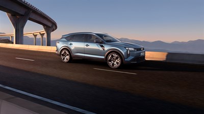 Plavi Dacia Striket na autocesti uz planinski krajolik u pozadini