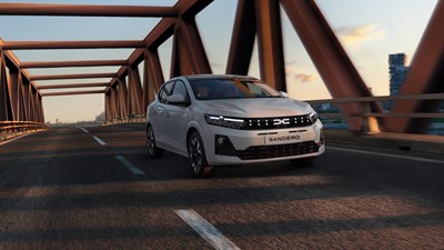 Dacia Sandero s tehnologijom samopunjivog hibridnog pogona vozi preko mosta.