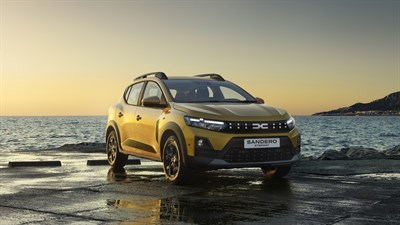 Dacia Sandero Stepway u žutoj boji vozi uz obalu mora.