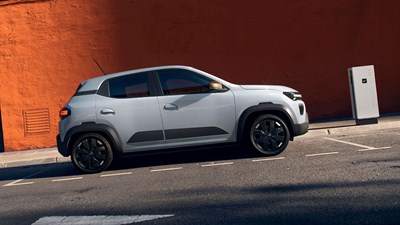 Dacia Spring uz punionice za električna vozila u urbanom okruženju