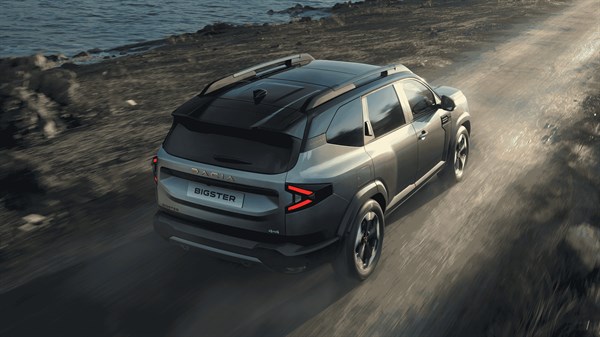 Vozilo Dacia Bigster u vožnji po makadamskoj cesti.