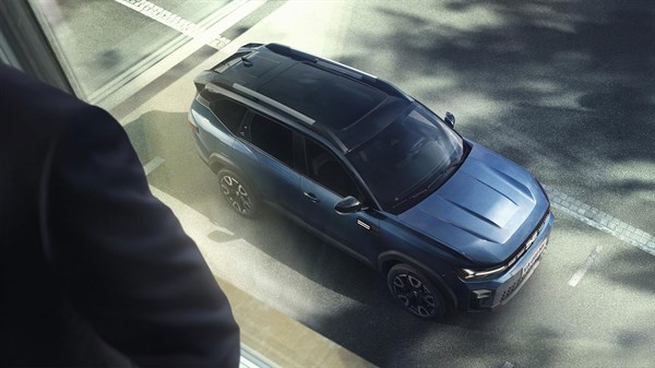 Tamnoplavi Dacia Bigster parkiran na gradskoj ulici, promatran iz ptičje perspektive
