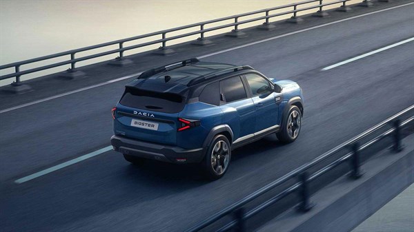 Plavi Dacia Bigster u vožnji autocestom, snimljen iz stražnje perspektive
