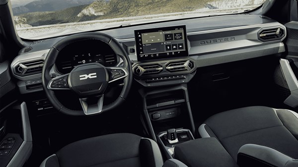 Unutrašnjost vozila Dacia Duster s digitalnom instrumentnom pločom, središnjim dodirnim zaslonom i automatskim mjenjačem.