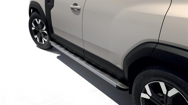 Bočne stepenice ispod vrata vozila Dacia Duster.
