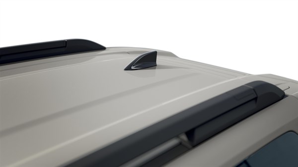 Shark krovna antena na vozilu Dacia Duster s prikazom krovnih nosača.
