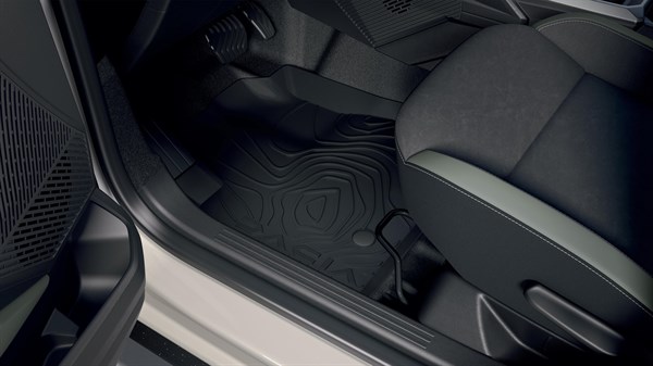 Unutrašnjost vozila Dacia Duster s prikazom gumenog tepiha ispod suvozačevih nogu.