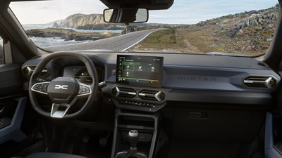 Unutrašnjost vozila Dacia s modernim volanom i središnjim ekranom.