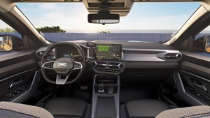 Unutrašnjost vozila Dacia s modernim dizajnom armaturne ploče, digitalnim zaslonom iza upravljača i središnjim zaslonom osjetljivim na dodir.

